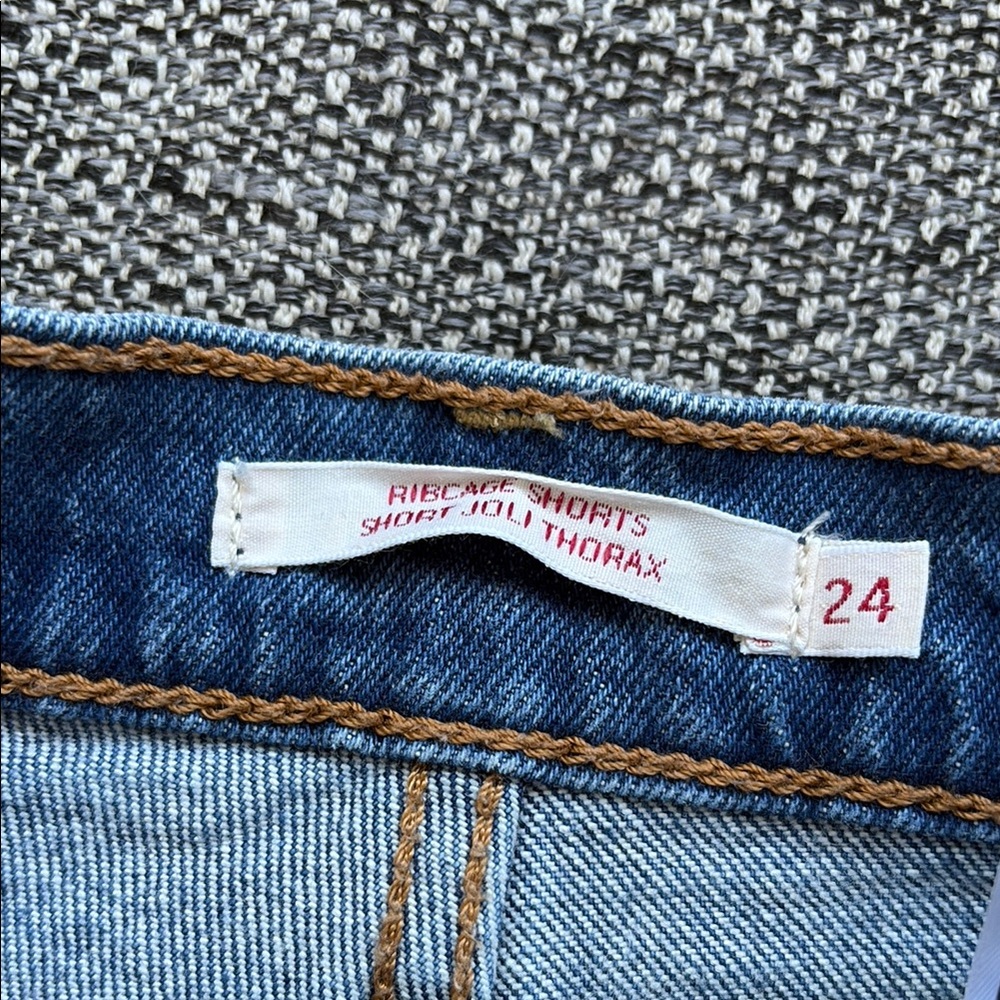 Levi’s Ribcage Denim Short - Picture 3 of 3